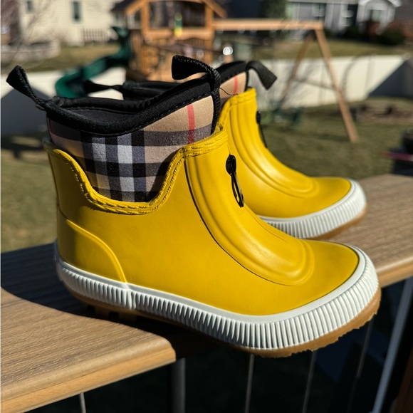 BURBERRY KIDS Rain boots size 9.5